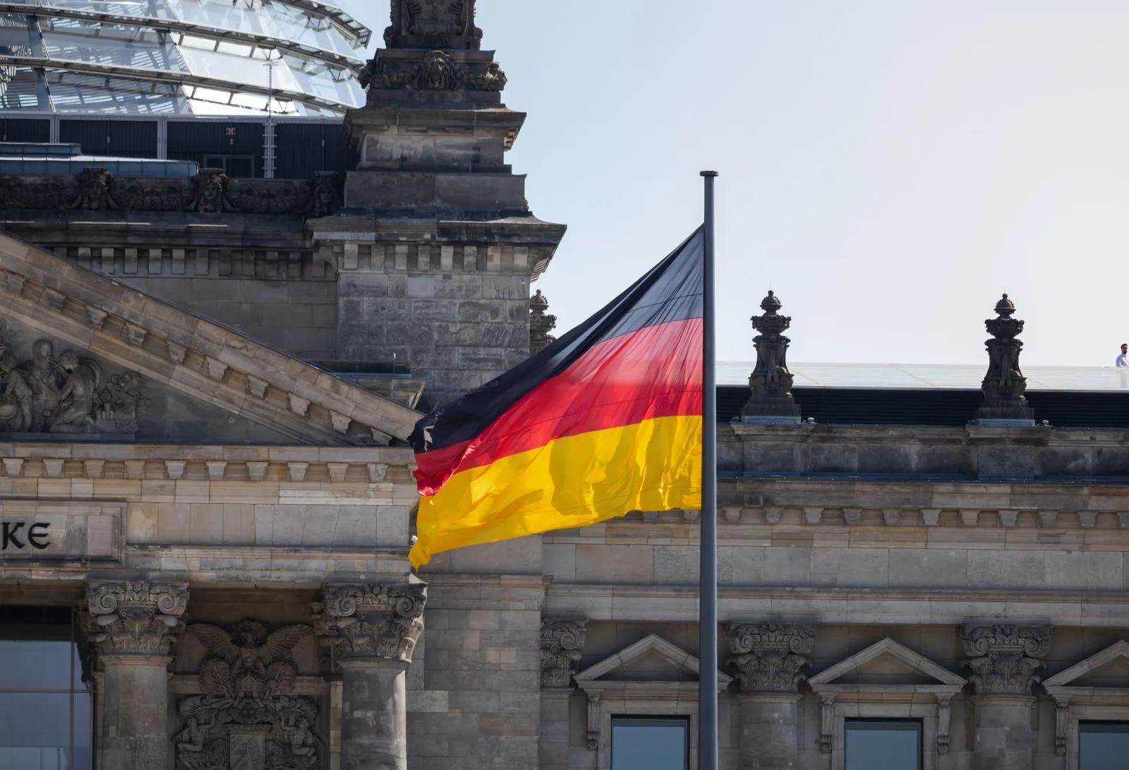 ベルリンの連邦議会議事堂（ライヒスターク）の前ではためくドイツ国旗