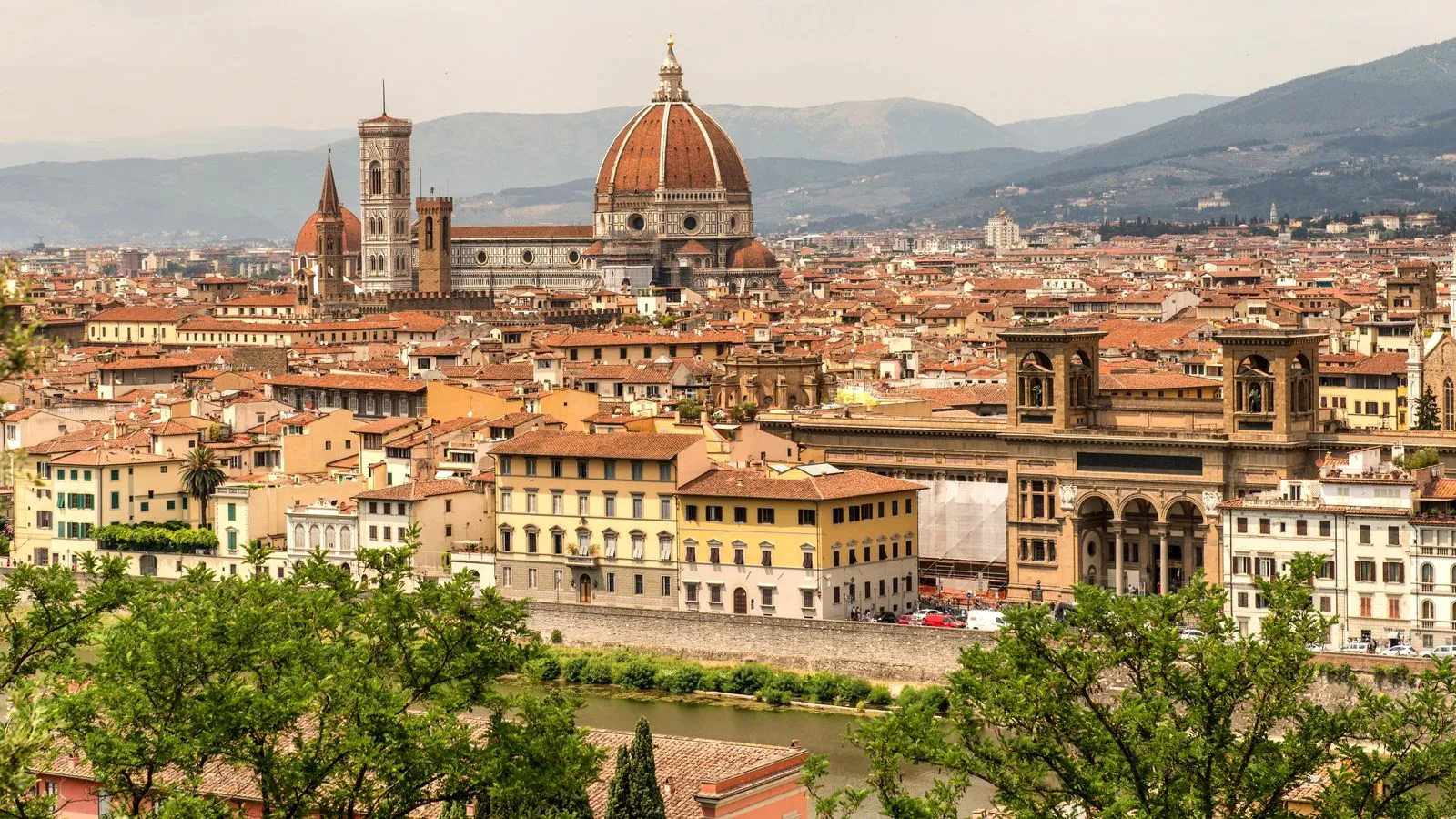 I tetti di Firenze con la cupola del Duomo e il campanile di Giotto, visti dall'altra riva dell'Arno con le colline sullo sfondo