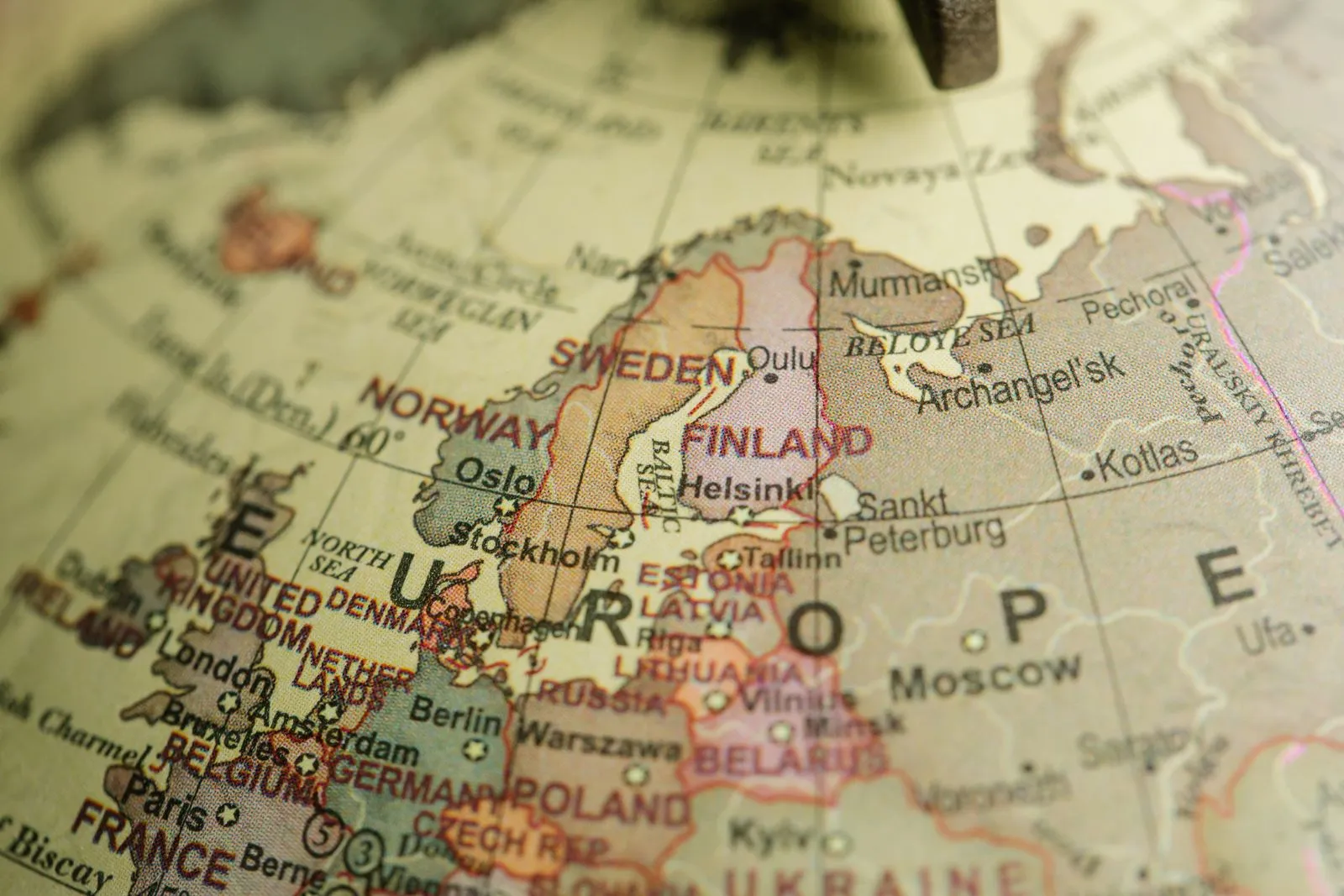 Primo piano di un mappamondo d'epoca con l'Europa centro-settentrionale, dal Regno Unito e dalla Francia alla Scandinavia, alla Polonia e ai paesi baltici
