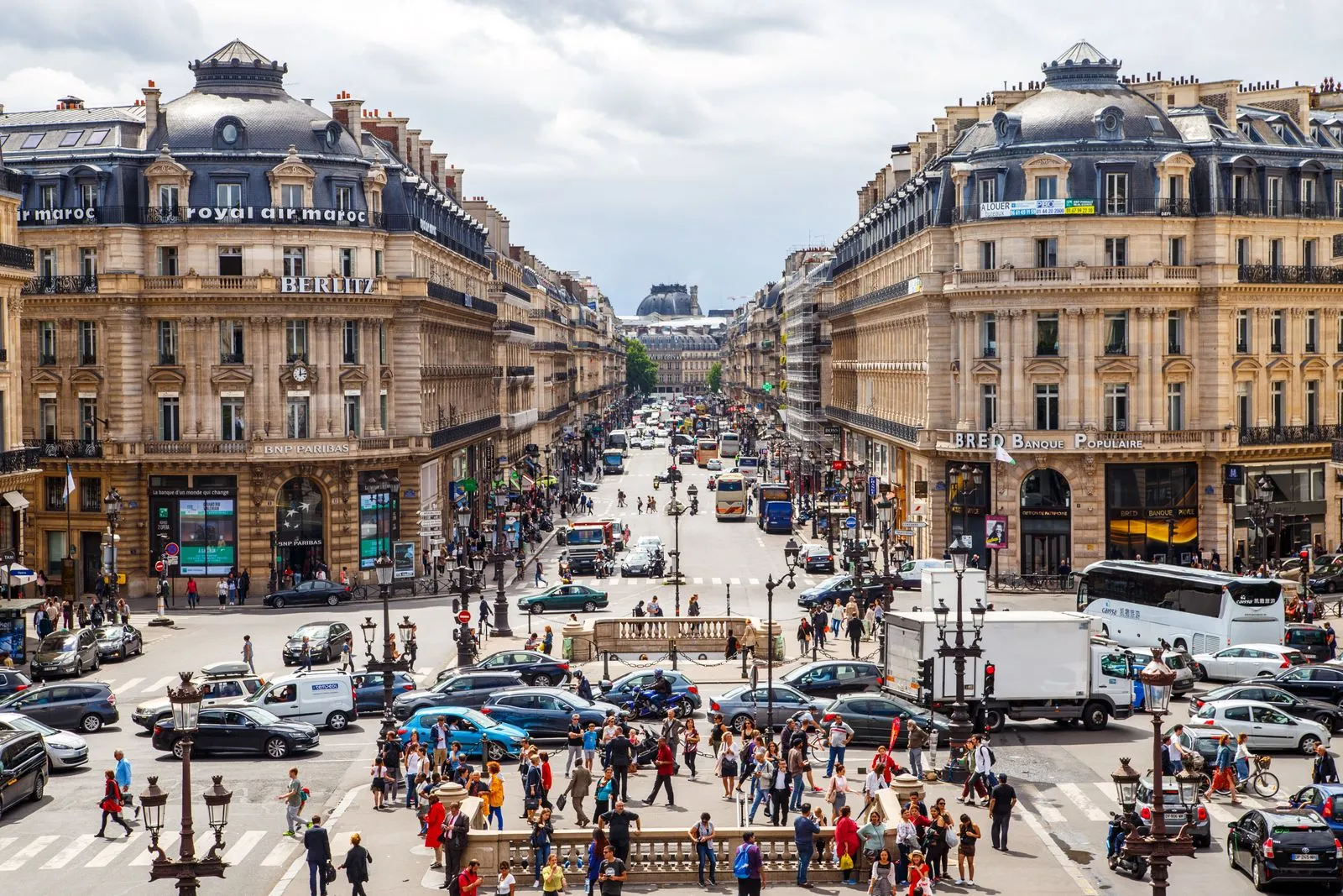 L'Avenue de l'Opéra a Parigi vista dall'Opéra Garnier, con i palazzi haussmanniani, il traffico e i passanti